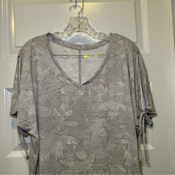 Xersion Grey Print V Neck Short Slit Tie Sleeve size 0X - Picture 9 of 9